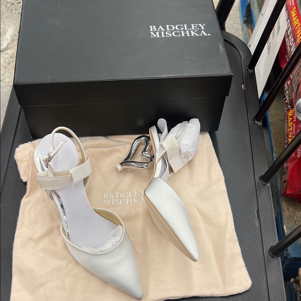 Women’s size 6 1/2 heart heels Badgley Mischka Elegant Silver Heels